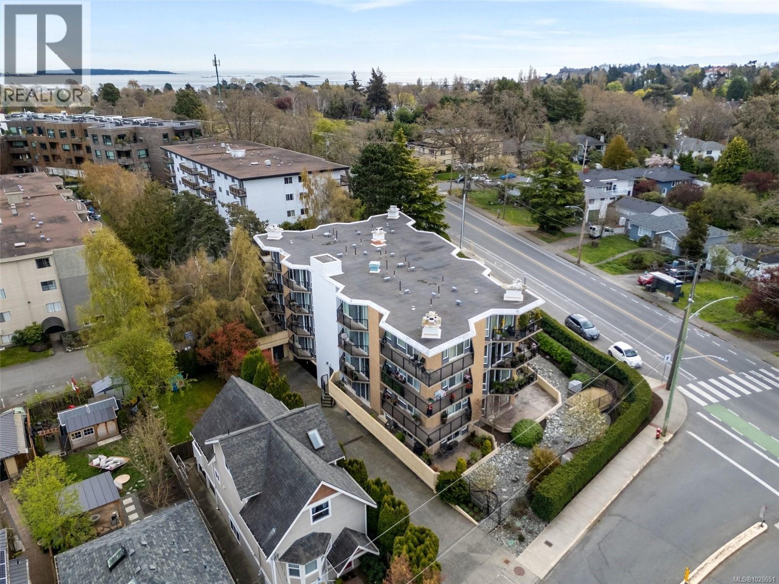 #401 2210 CADBORO BAY RD - 37