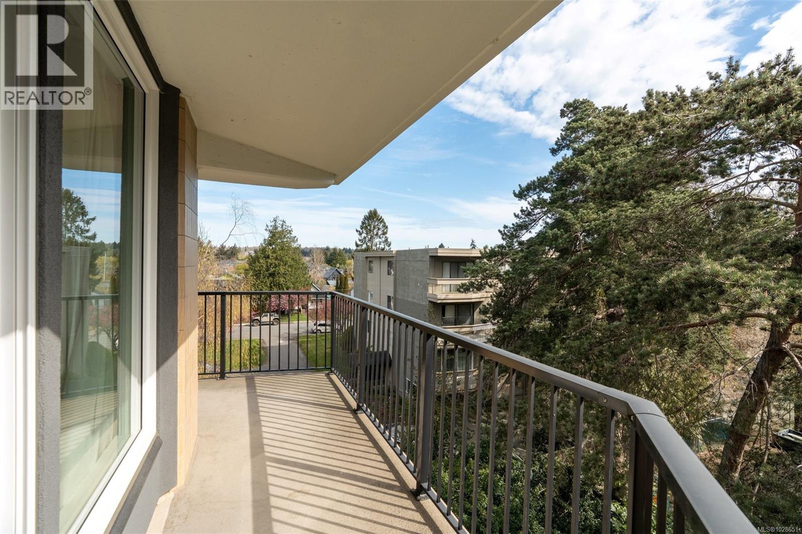 #401 2210 Cadboro Bay Rd - 9