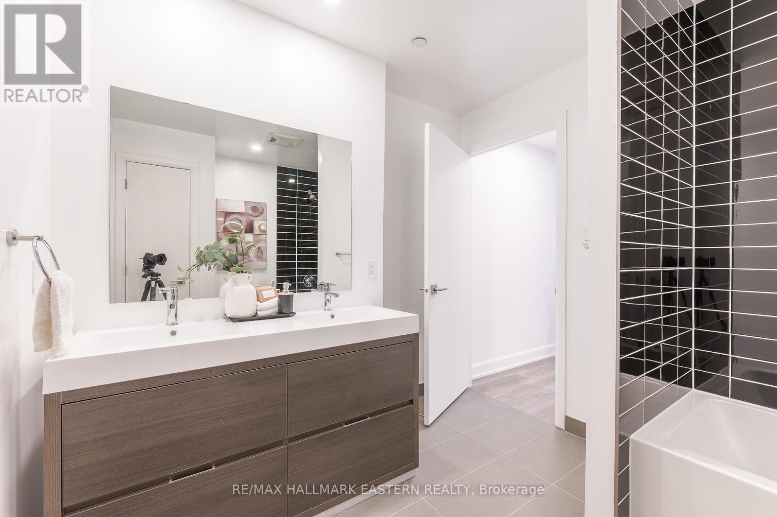 5 piece en-suite