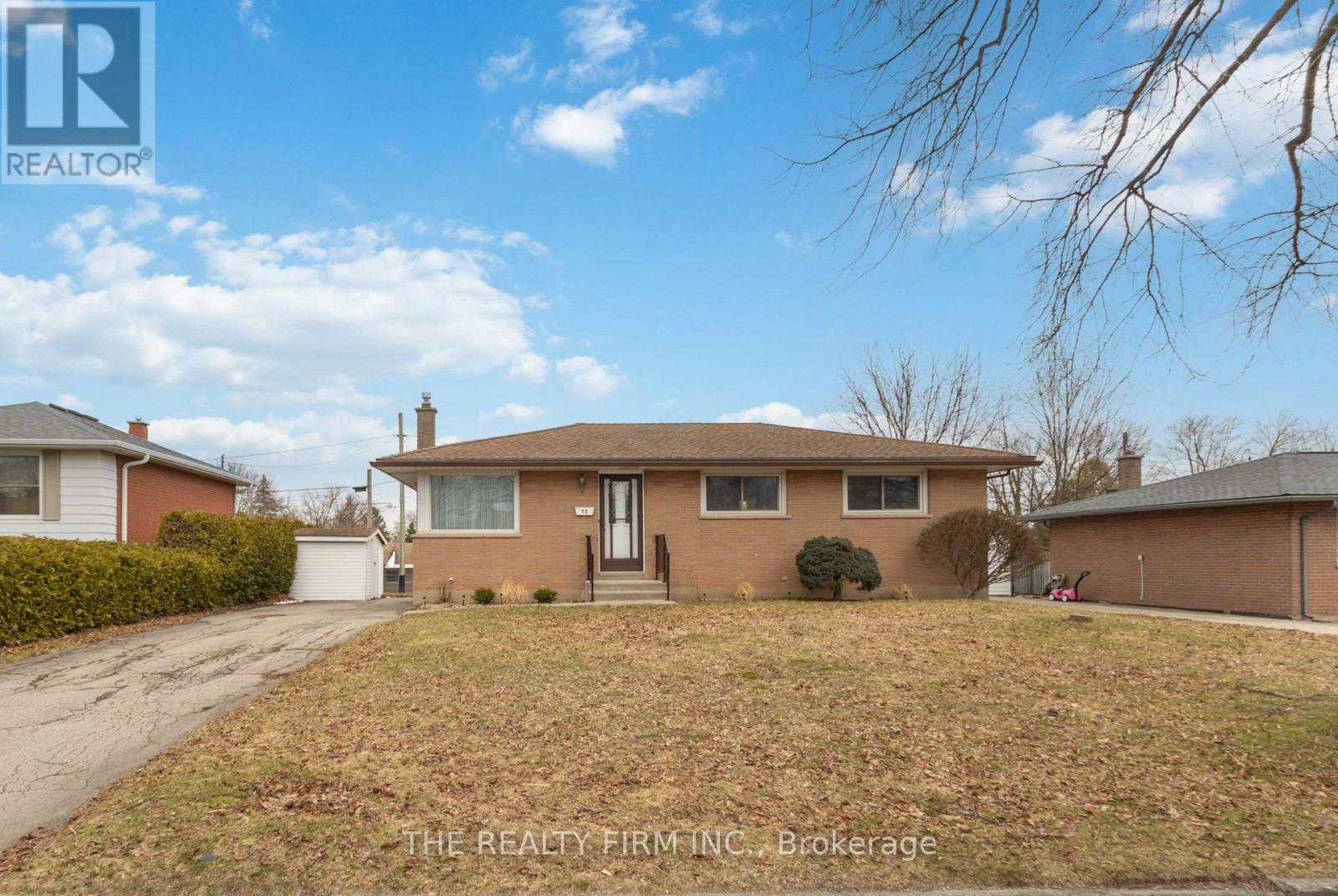 12 CURTIS AVENUE — photo 2