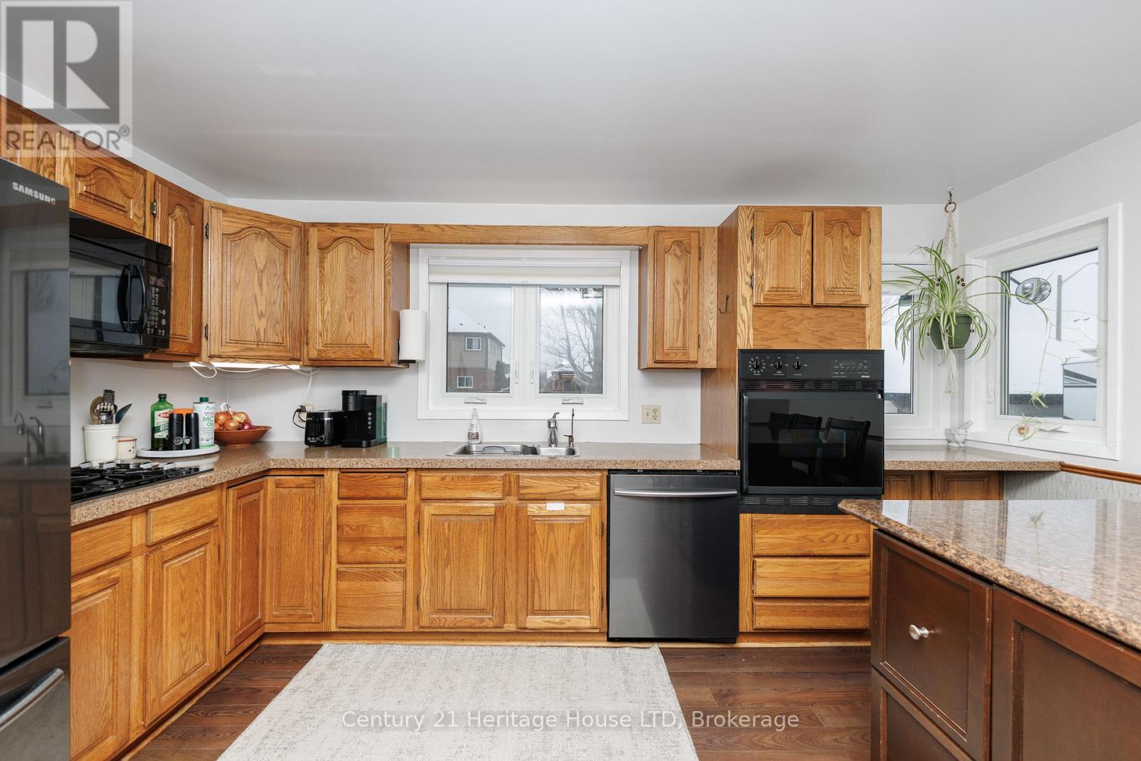 Spacious eat in kitchen with built in appliances
