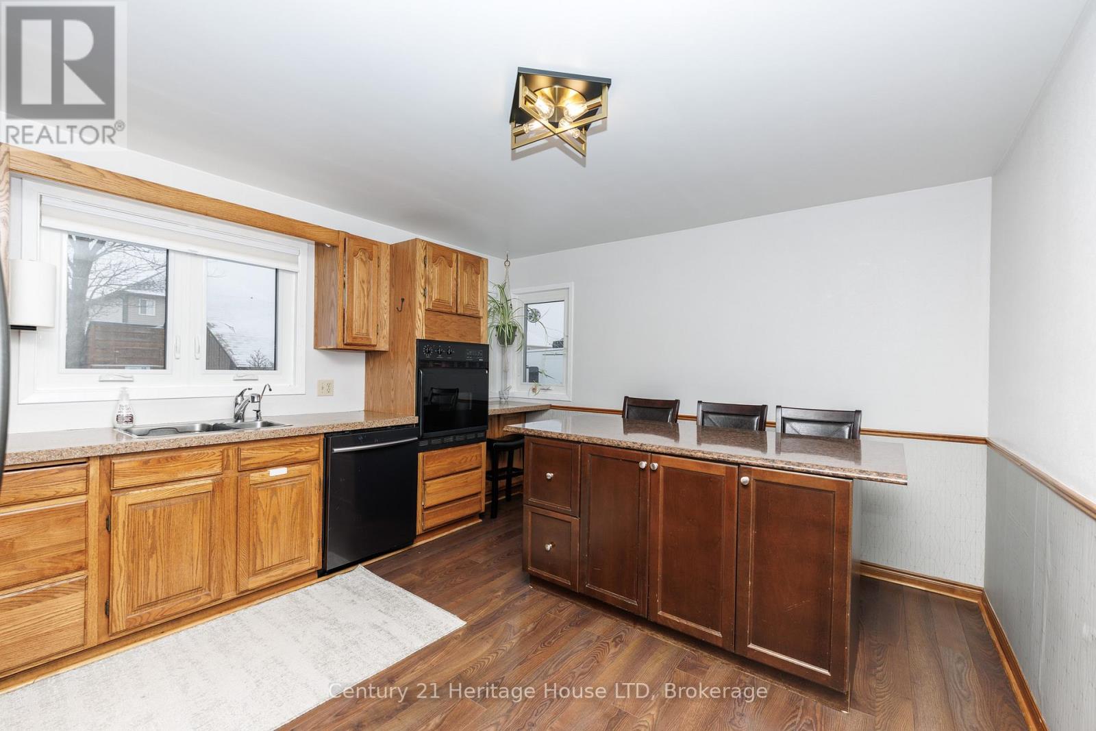 Spacious eat in kitchen - Lots of storage