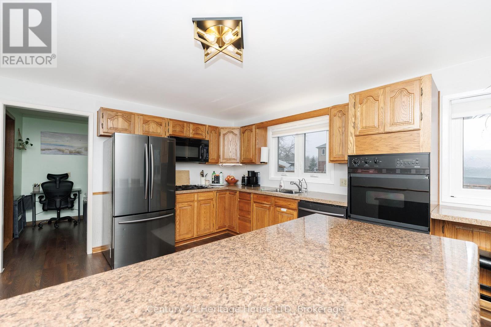 Spacious eat in kitchen with built in appliances