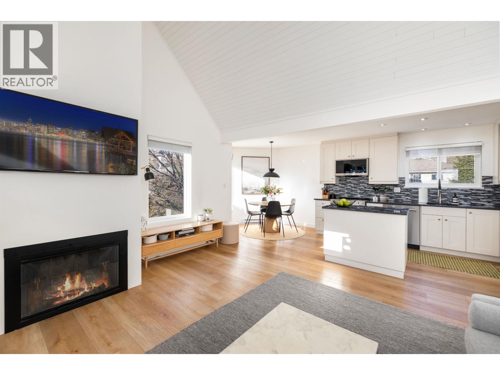 416 ST. GEORGES AVENUE, North Vancouver