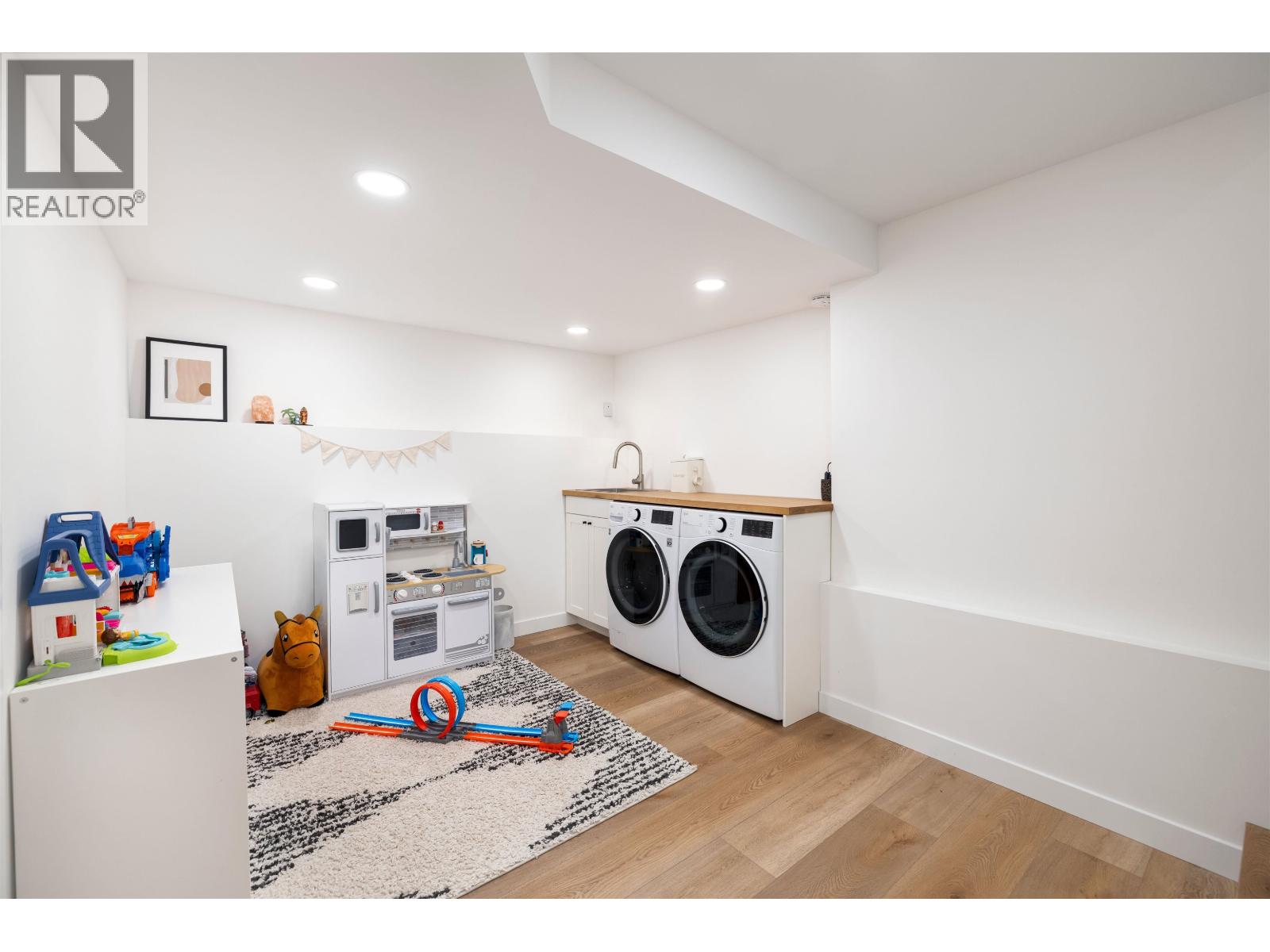 416 ST. GEORGES AVENUE, North Vancouver