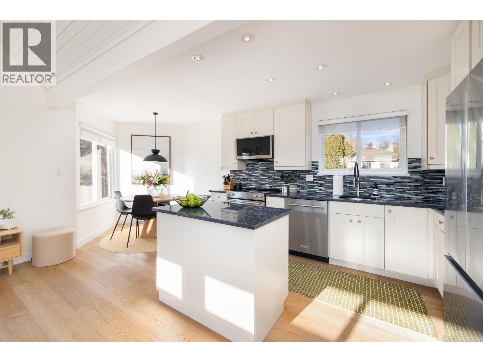 416 ST. GEORGES AVENUE, North Vancouver