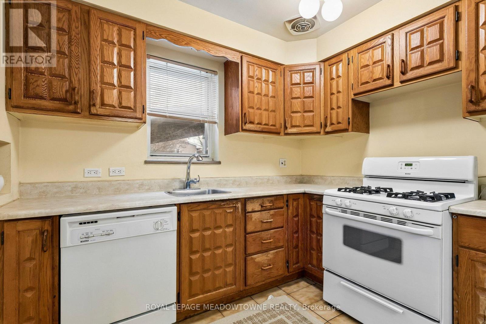20 PLAINSMAN ROAD - 20