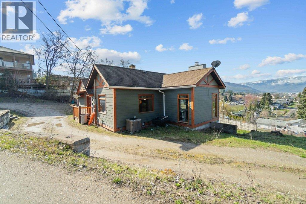 1321 10 AVENUE NE - 84