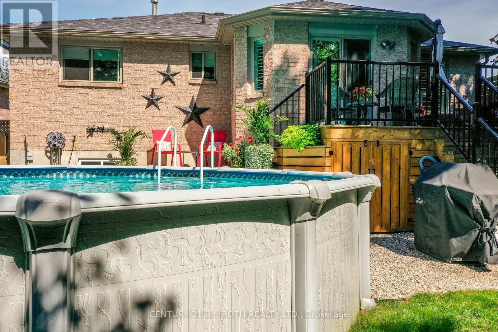 Backyard retreat with no neighbours behind.