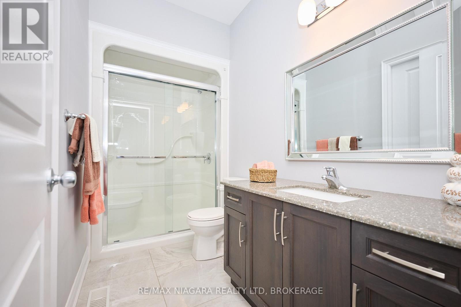 3pc Bathroom w/semi-ensuite