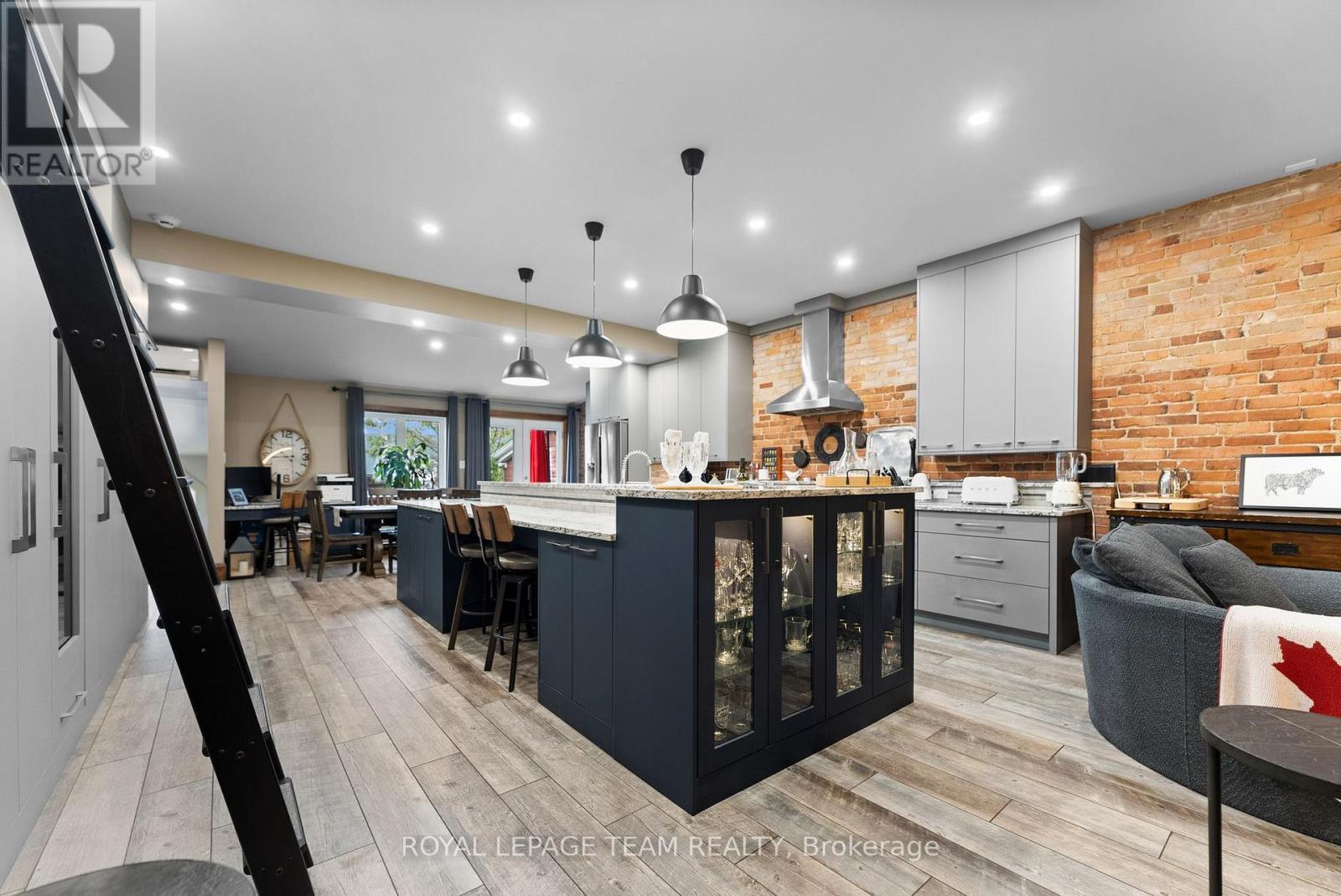 4 Bath Retail for Sale in Arnprior – 26 ELGIN STREET W, Arnprior – MLS# X12794002 - Image 25