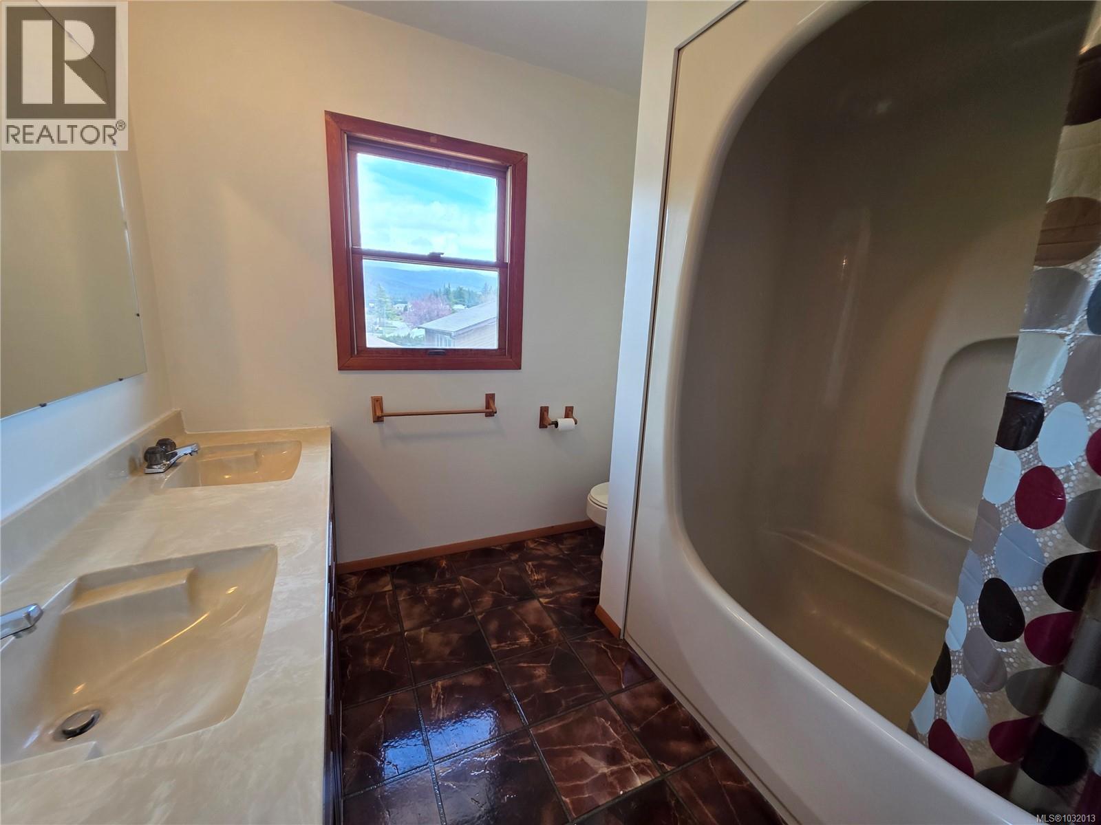 3738 BISHOP CRES - 16