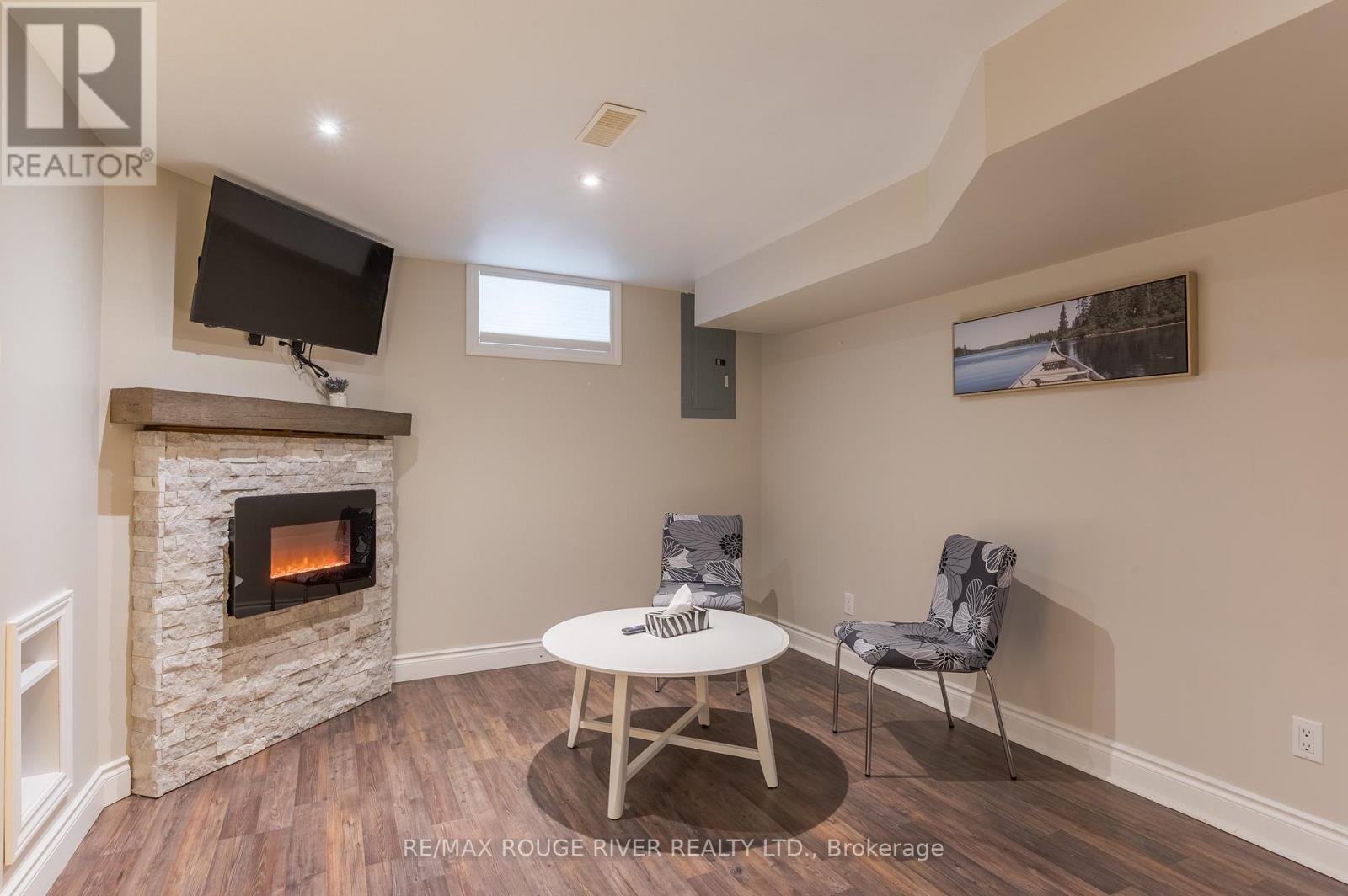 39 BAY ST STREET W - 32
