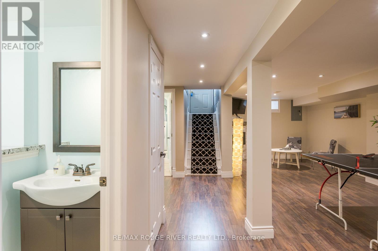 39 BAY ST STREET W - 36