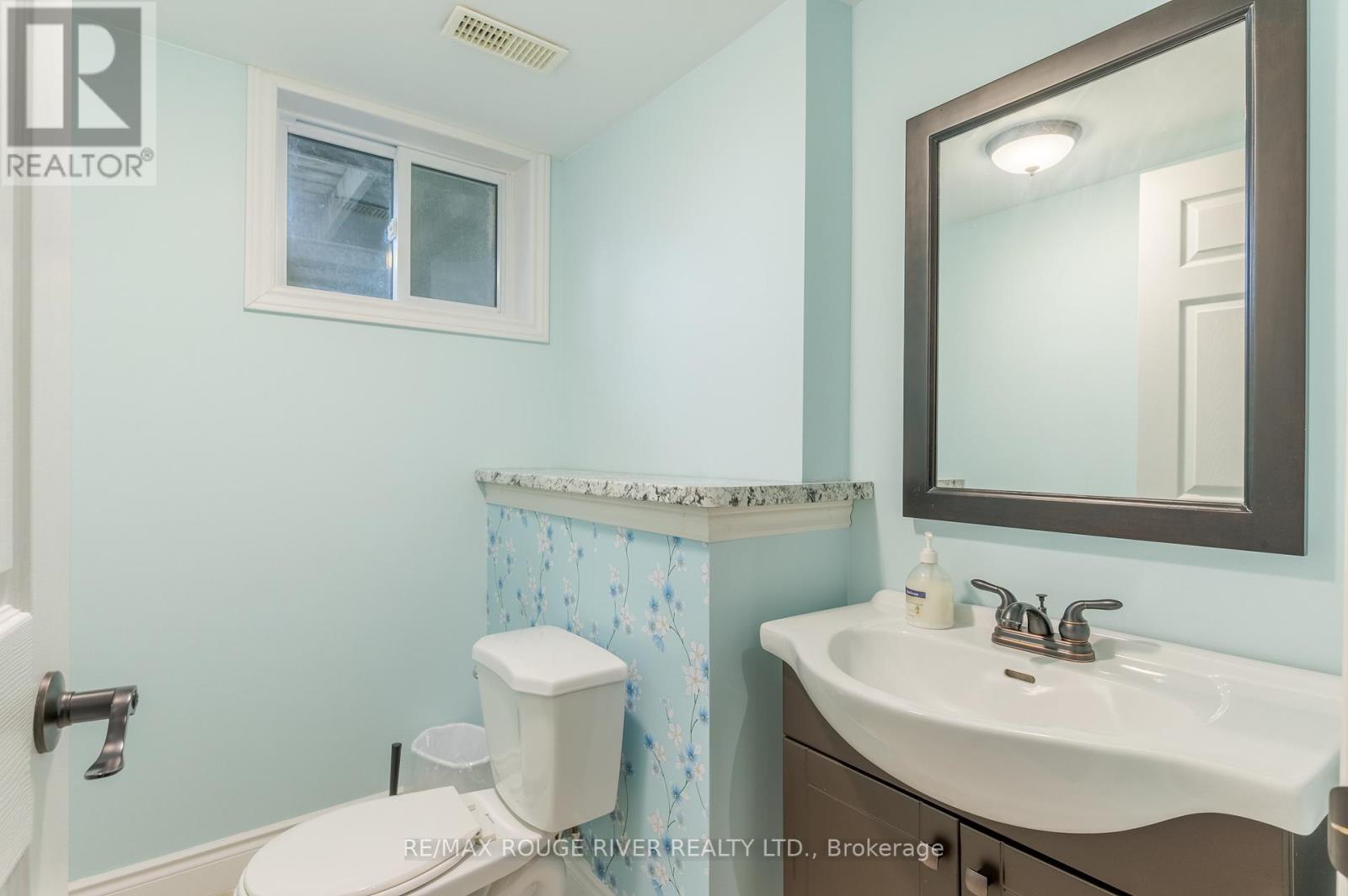39 BAY ST STREET W - 37