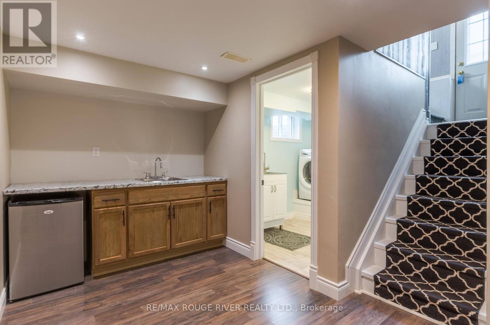 39 BAY ST STREET W - 39