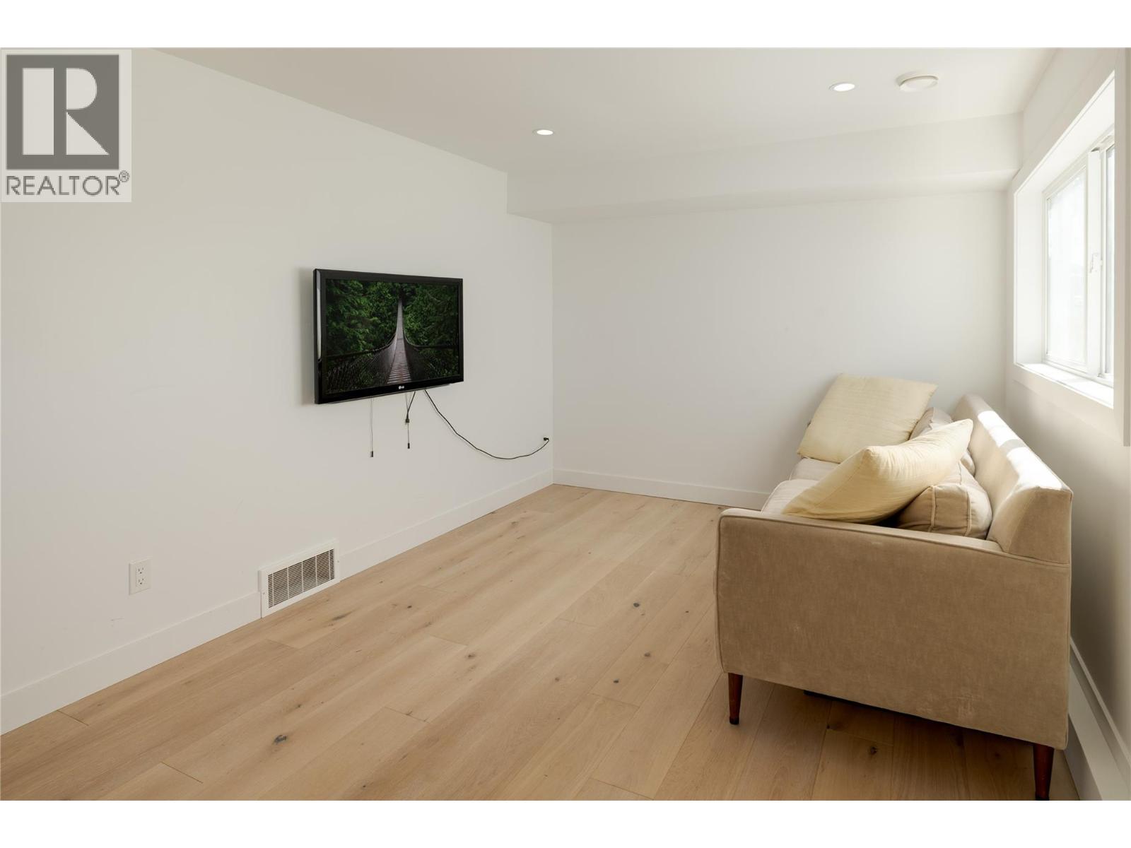 10942 Russell Road, Lake Country