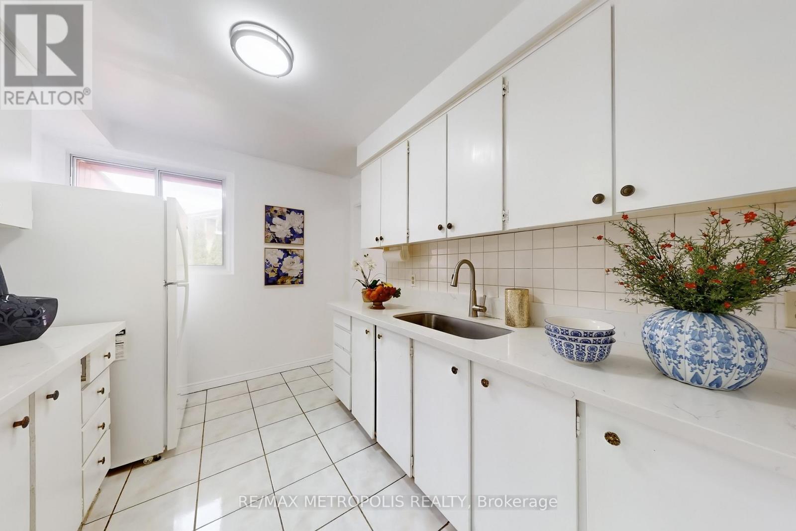 #25 1021 MIDLAND AVENUE - 10