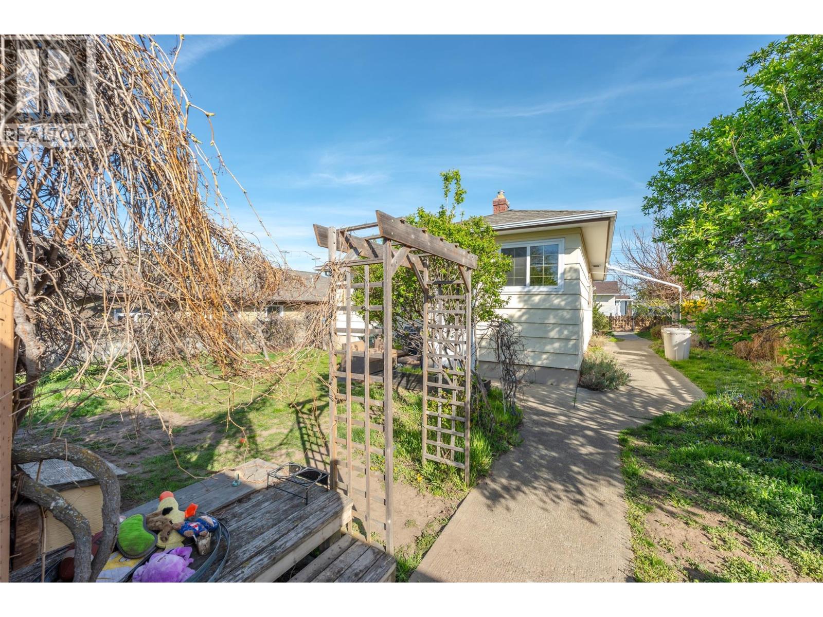  424 Penticton Avenue, Penticton