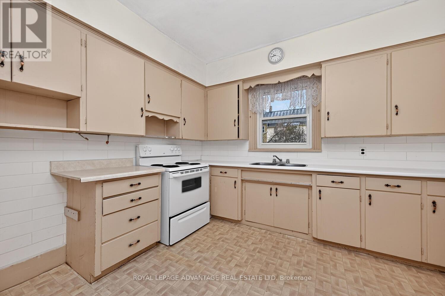 21 GLADSTONE AVENUE — photo 15