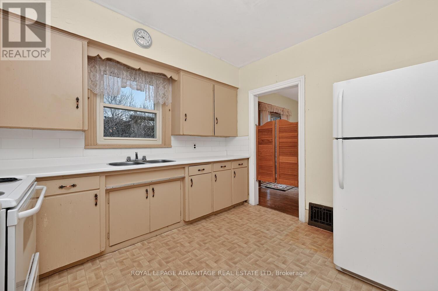 21 GLADSTONE AVENUE — photo 16