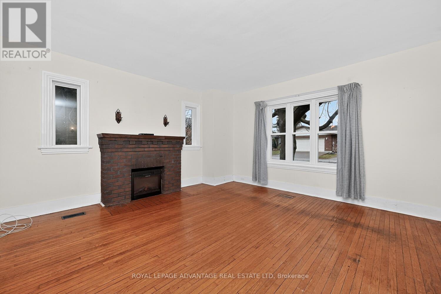 21 GLADSTONE AVENUE - 9