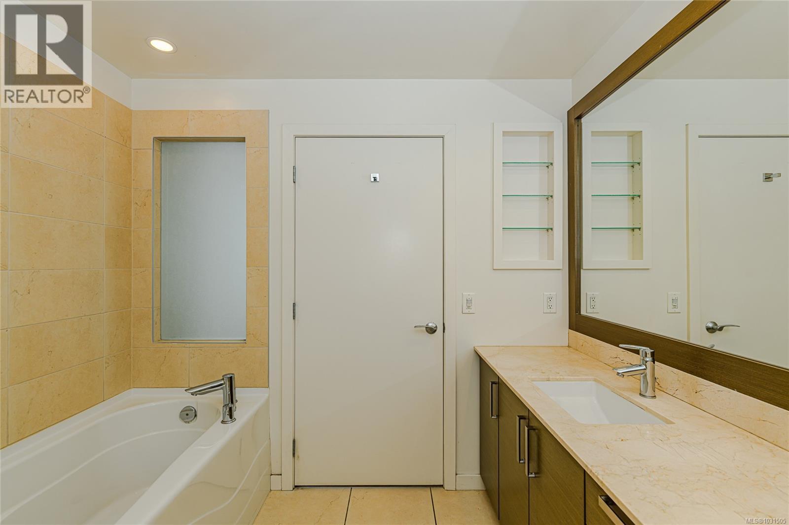 #406 399 TYEE RD - 14