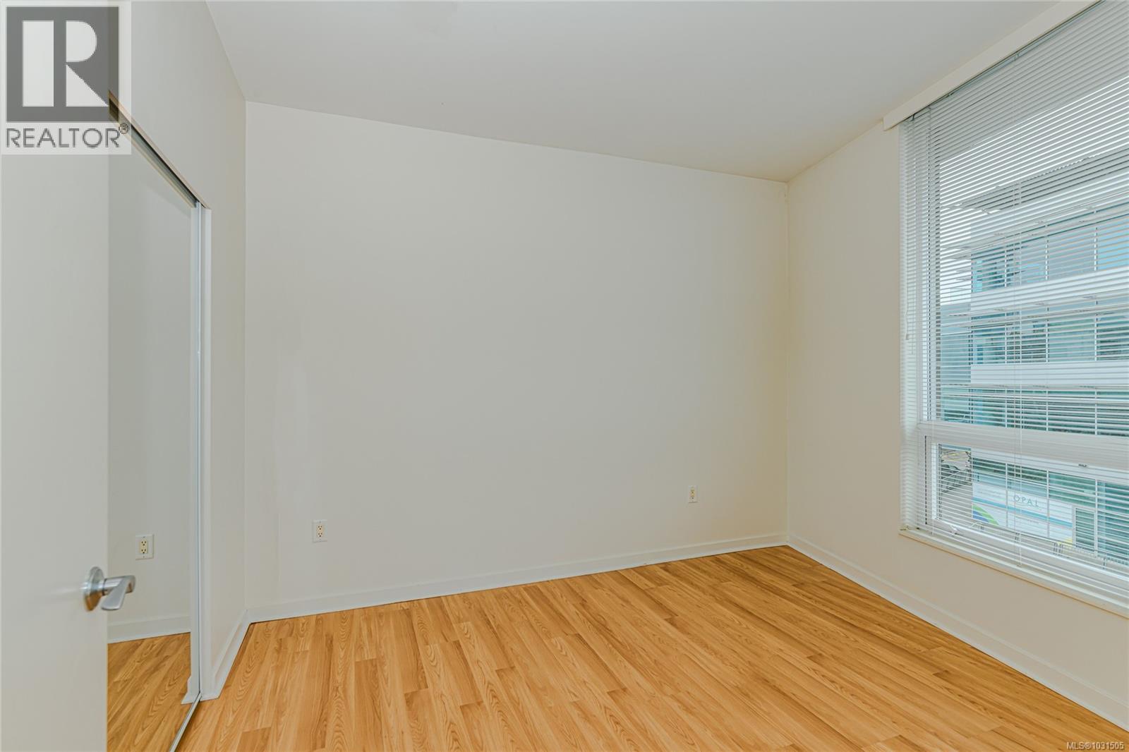 #406 399 TYEE RD - 22