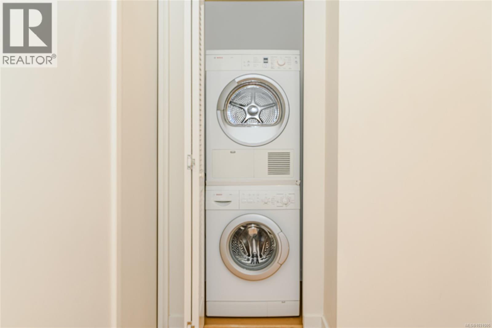 #406 399 TYEE RD - 27