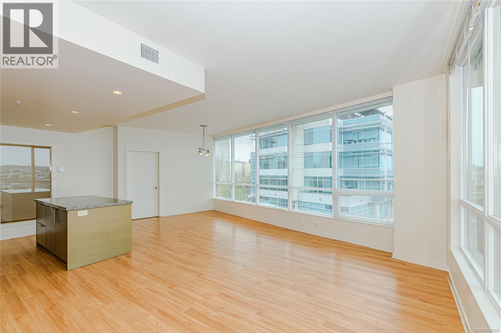 #406 399 TYEE RD - 10