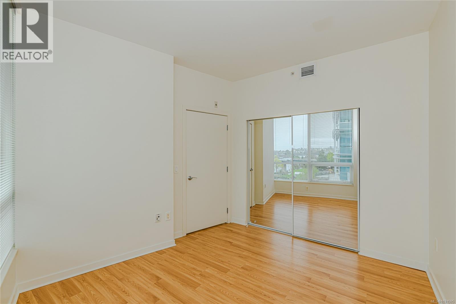 #406 399 TYEE RD - 21