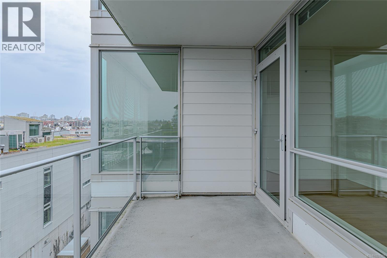 #406 399 TYEE RD - 33