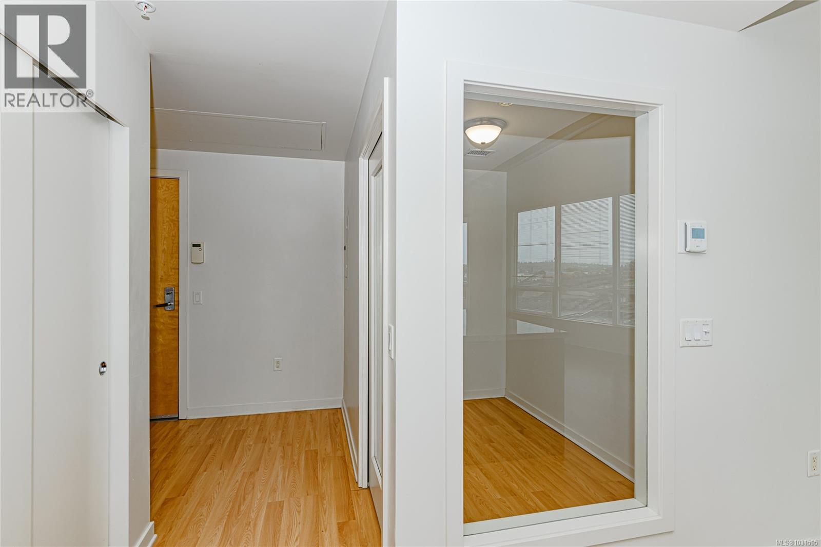 #406 399 TYEE RD - 24