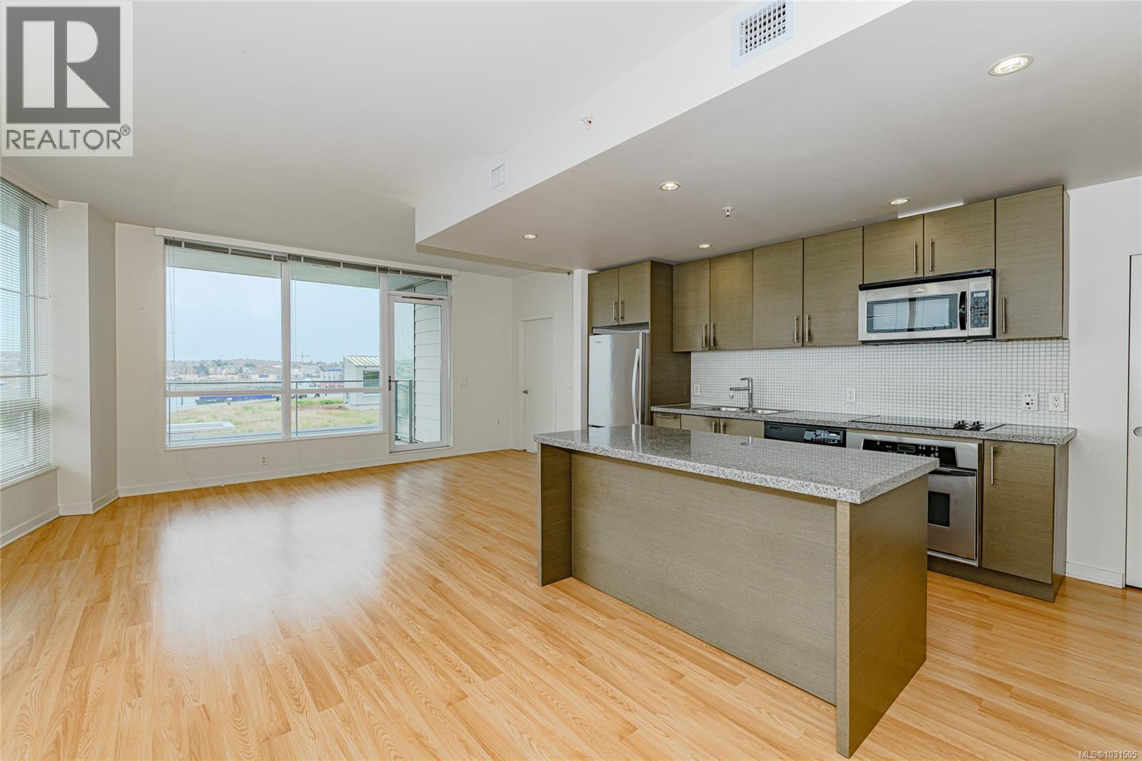 #406 399 TYEE RD - 6