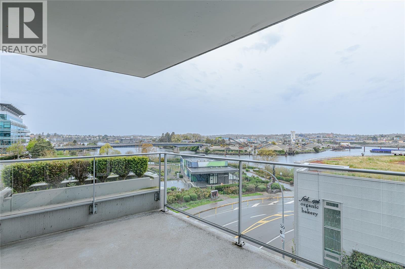 #406 399 TYEE RD - 28