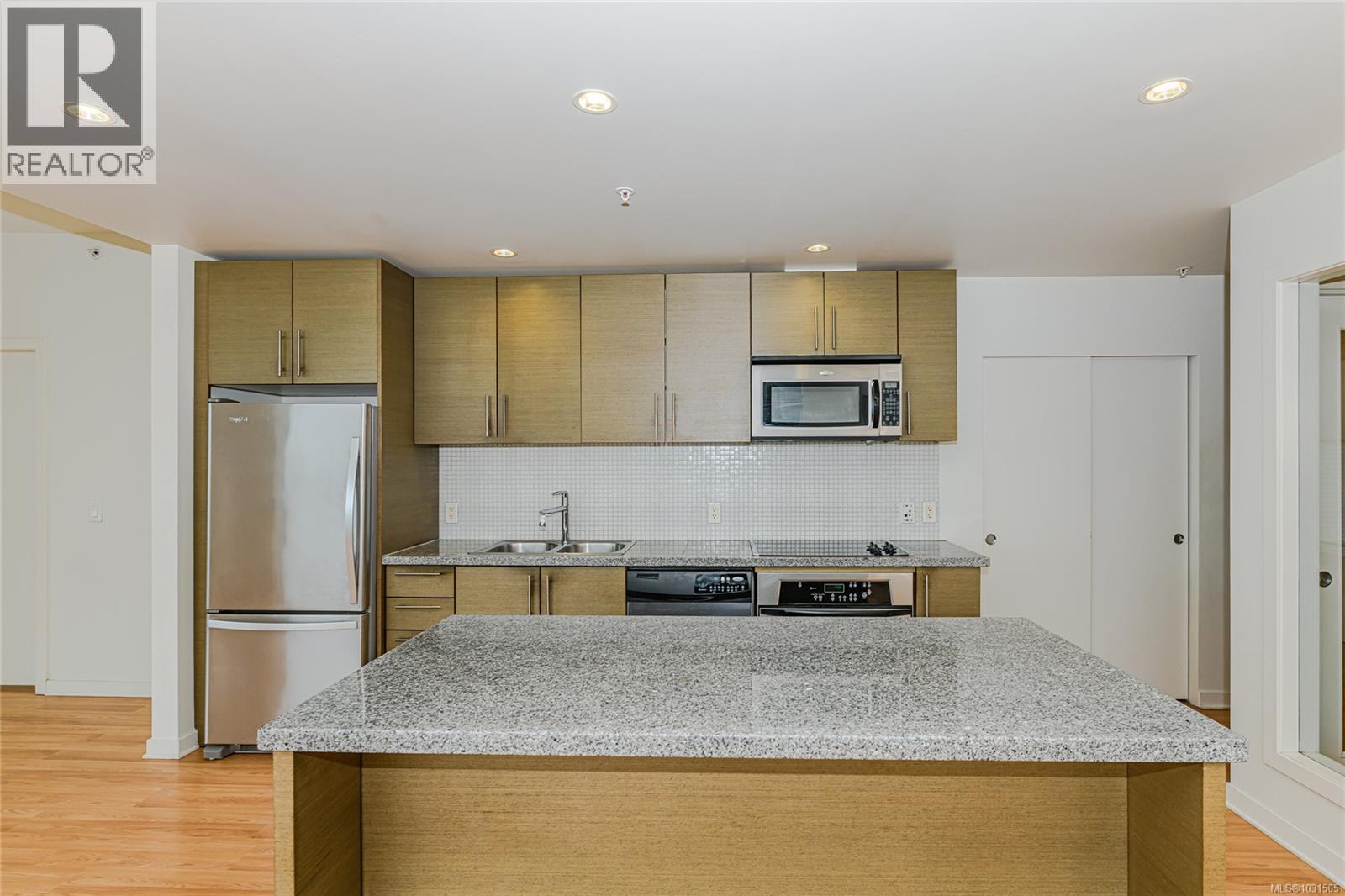 #406 399 TYEE RD - 5