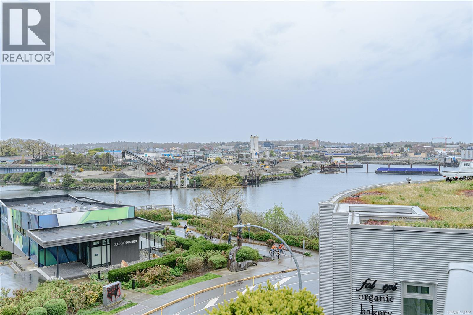 #406 399 TYEE RD - 32