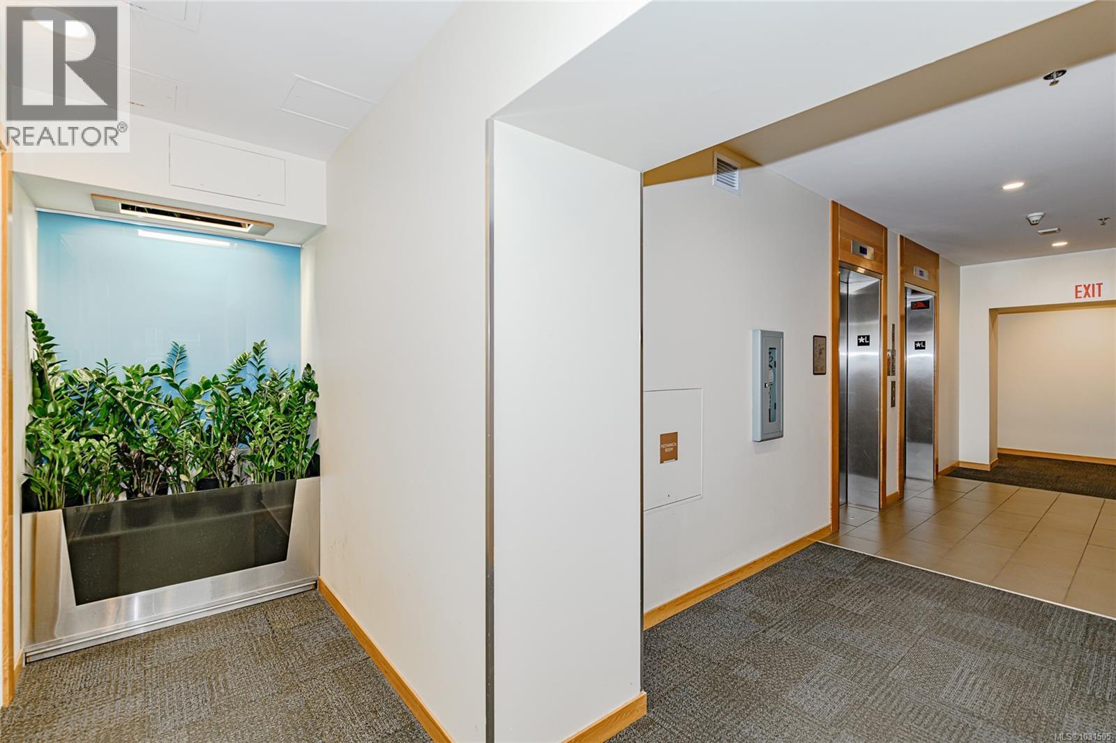 #406 399 TYEE RD - 34