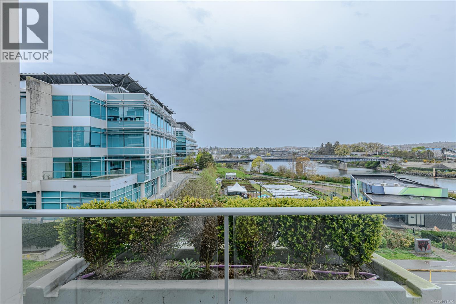 #406 399 TYEE RD - 29