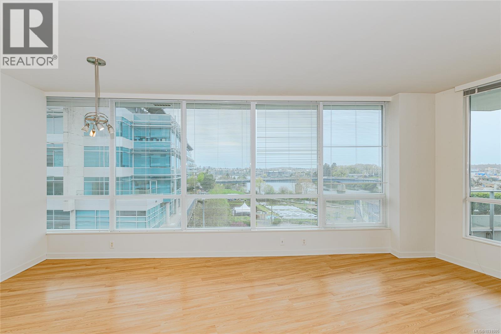 #406 399 TYEE RD - 3