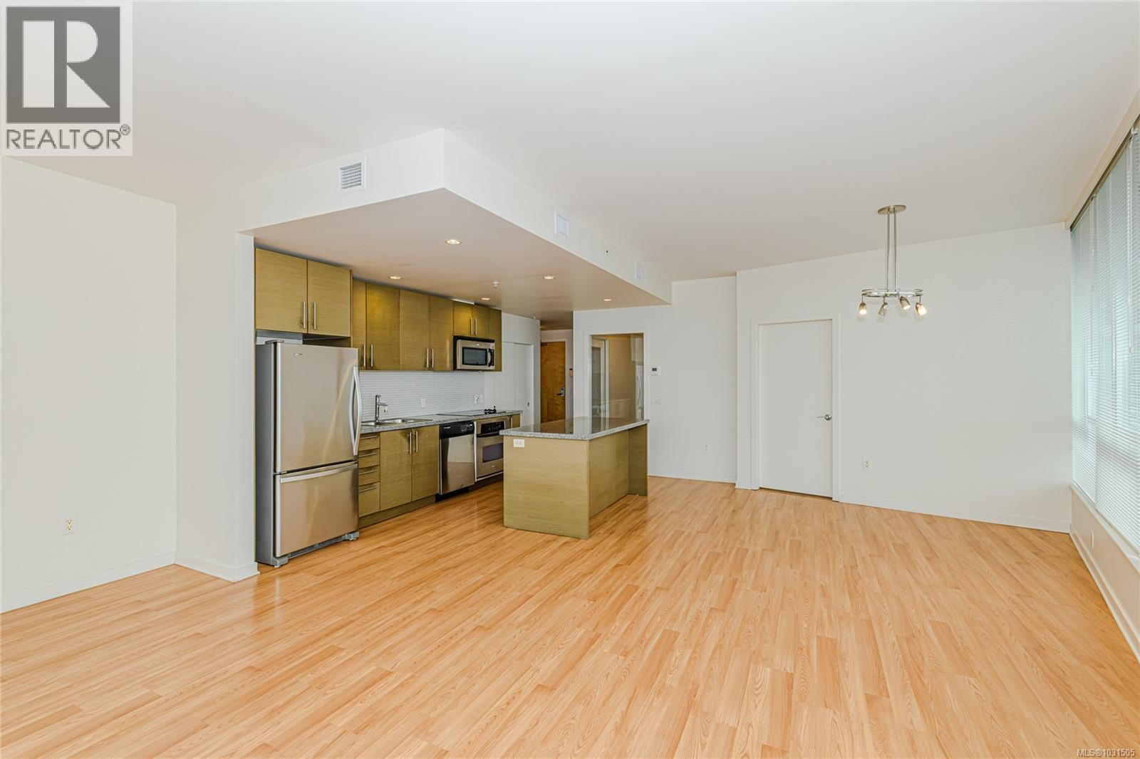 #406 399 TYEE RD - 8