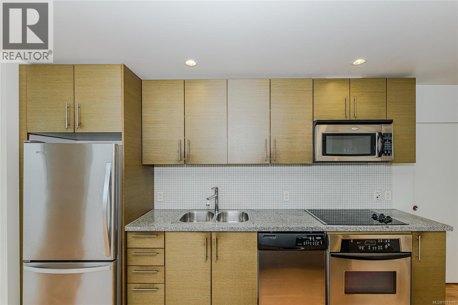 #406 399 TYEE RD - 7