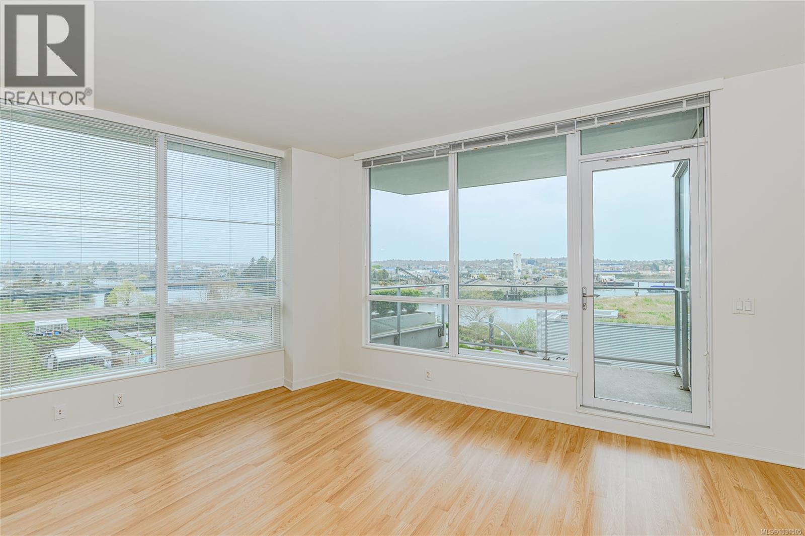 #406 399 TYEE RD - 4