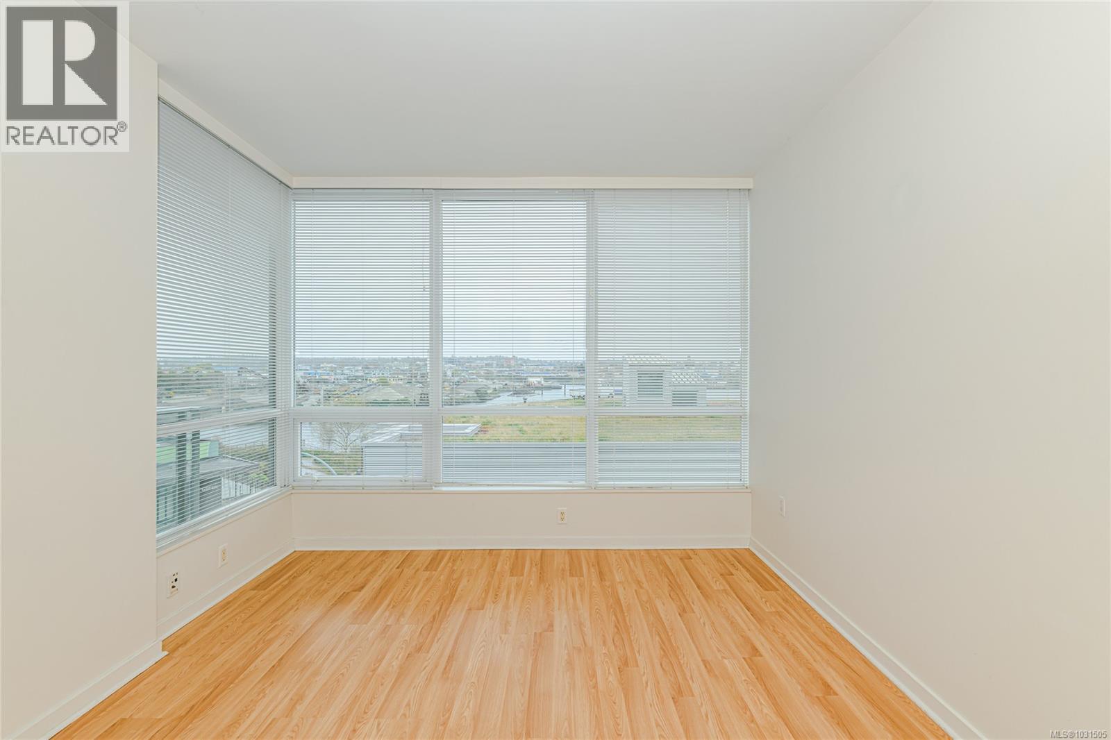 #406 399 TYEE RD - 12