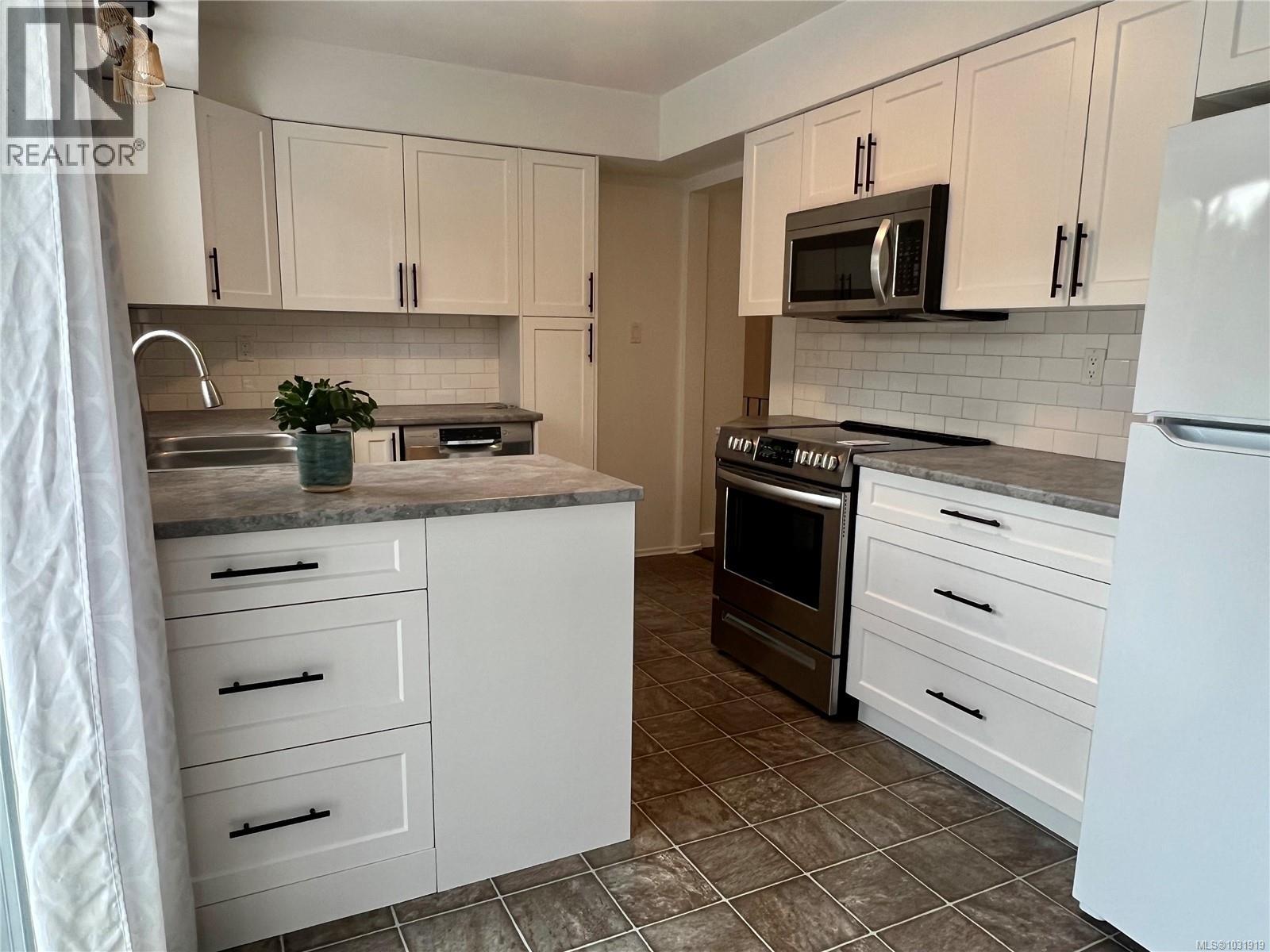 3357 SWINDELL CRES - 7