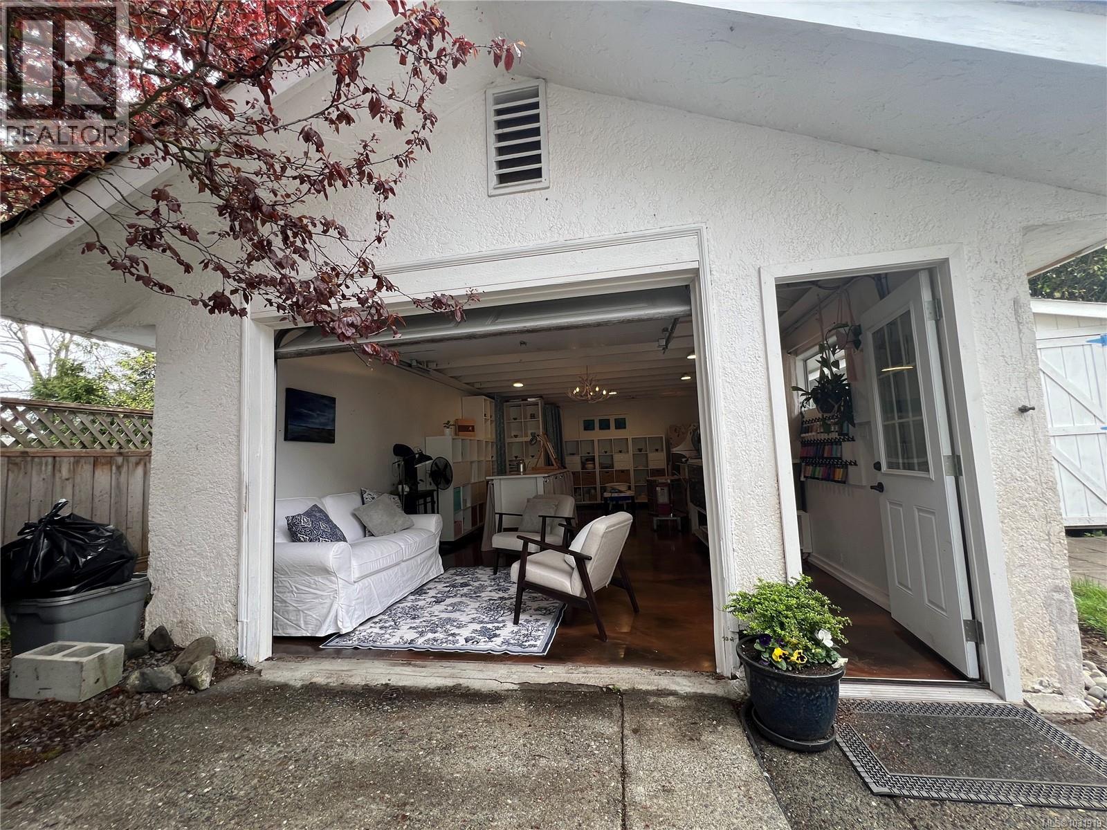 3357 SWINDELL CRES - 33