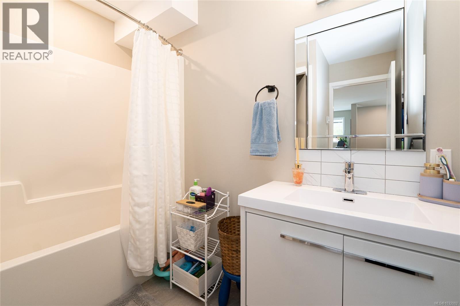 #1 50 KING GEORGE ST N - 13