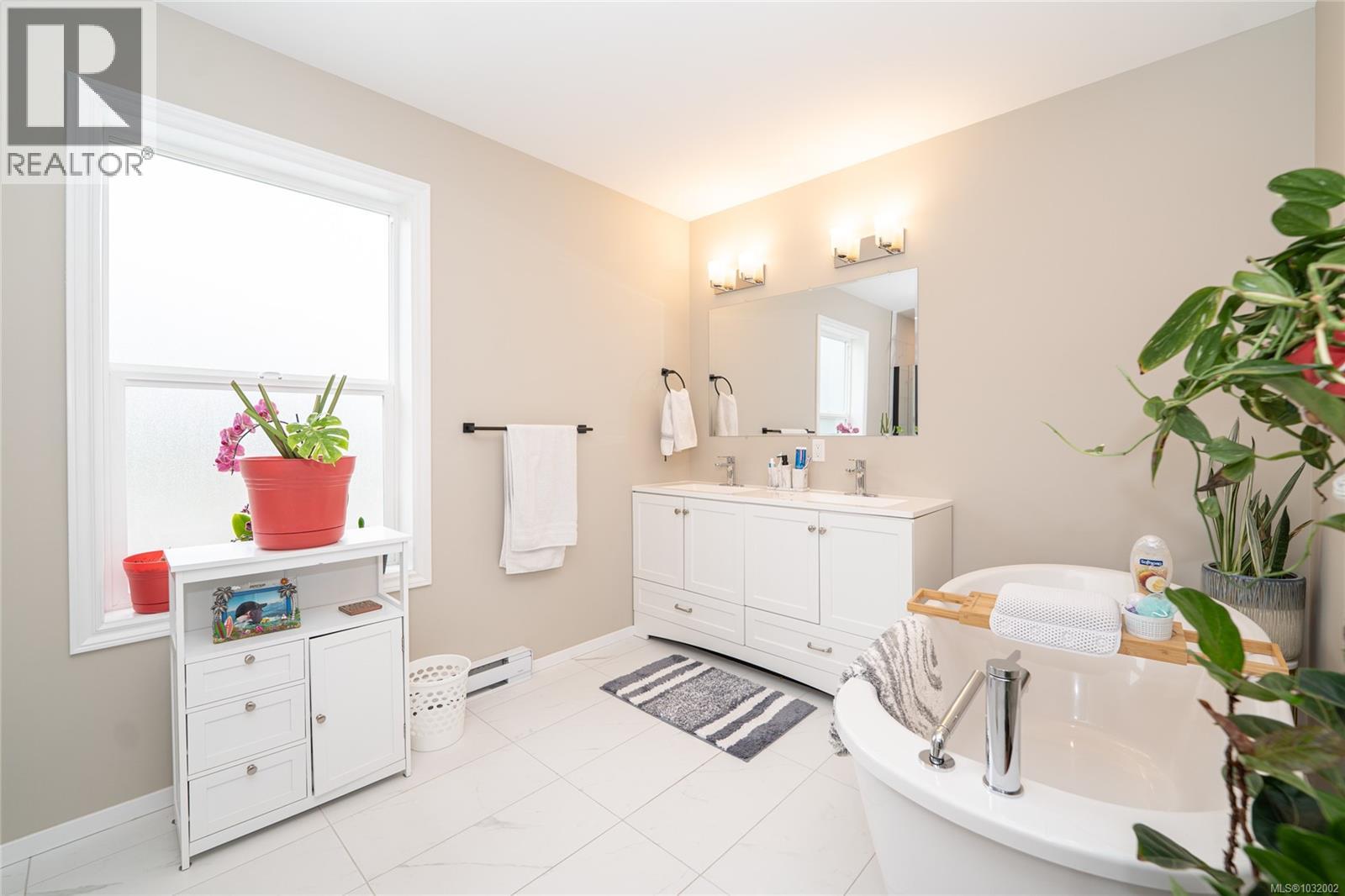 #1 50 KING GEORGE ST N - 25