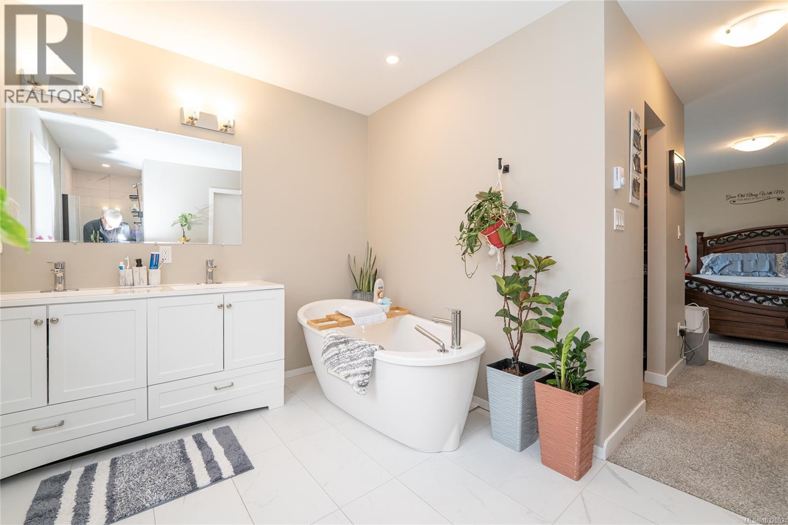 #1 50 KING GEORGE ST N - 27