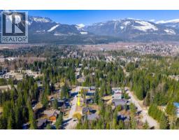 2070 Mountain Gate Road, Revelstoke, BC V0E2S1 Photo 6